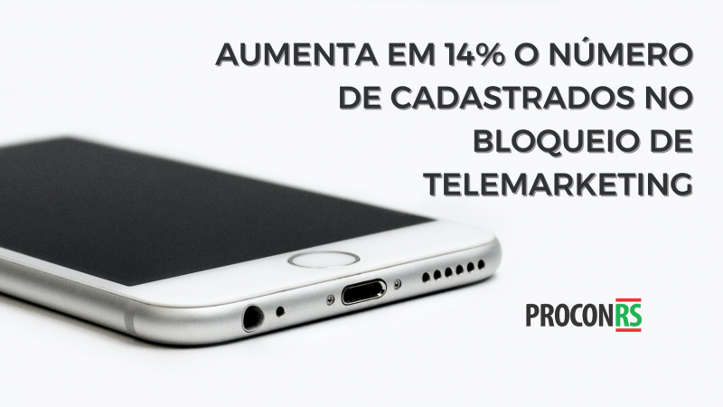 Sobre um fundo branco, vemos um detalhe da parte inferior de um celular