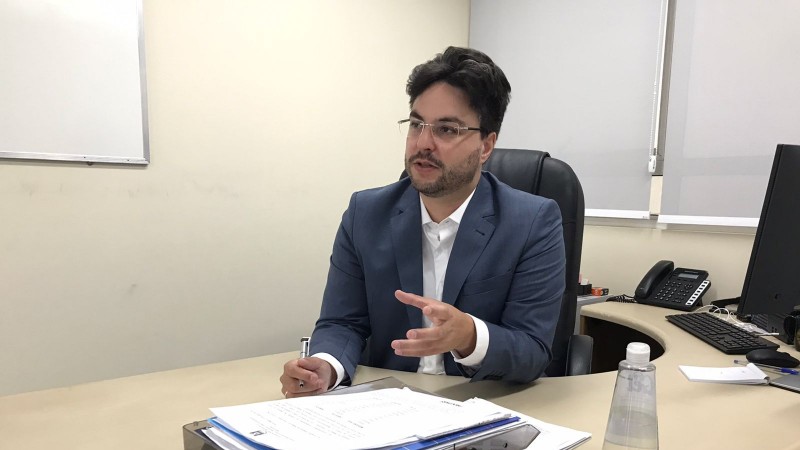 Em médio plano, está sentado em sua mesa de escritório o diretor do Procon RS, Rainer Grigolo, um homem brnaco de óculos e cabelo preto, que veste uma camisa social branca e um blazer azul marinho.

Autoria da descrição da foto: Wagner Meirelles Ascom SJCDH