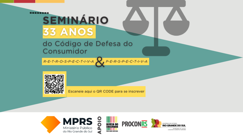 No fundo está um triângulo com a sua ponta apontada para o lado direito, na cor verde. O restante do fundo na cor cinza. Na parte superior está a figura da balança em um tom cinza escuro. Em texto estão as seguintes informações: “Seminário 33 anos de Defesa do Consumidor | Retrospectiva e Desafios. Abaixo está o código qr code que direciona para o site de inscrição. Na parte inferior estão os logos do Ministério Público RS e dos apoiadores: Procon RS e SJCDH.